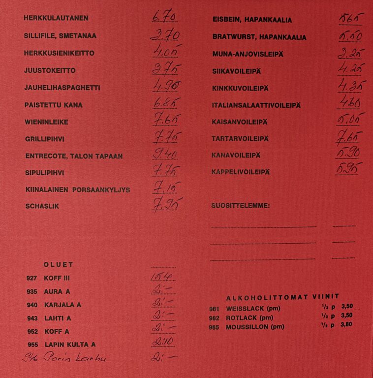 Ravintola Kolmen Kaisan ruokalista 1970-luvulta, jossa punaiselle kartongille painettu mustalla ruokalajien, oluiden ja alkoholittomien viinien nimet ja kirjoitettu viereen käsin hinnat. 