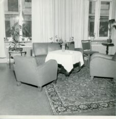 Mustavalkoinen kuva 1950-luvun hotellihuoneesta.