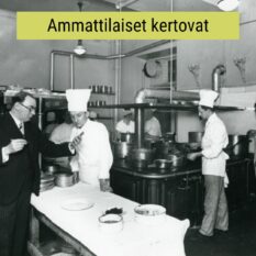 Mustavalkoinen kuva, jossa kaksi kokkia ja hovimestari.