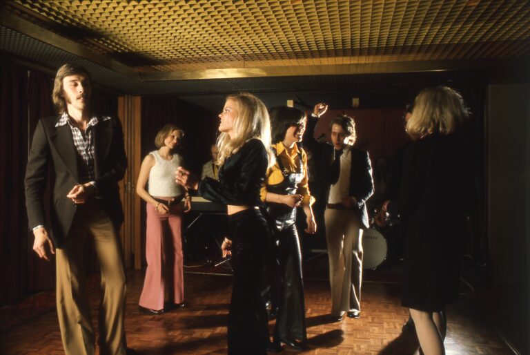 Ravintola-asiakkaat tanssivat helsinkiläisessä Disco Mobilessa.