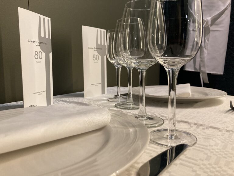 Suomen Gastronomien Seuran näyttelyssä pöydälle on katettu illalliskattaus.