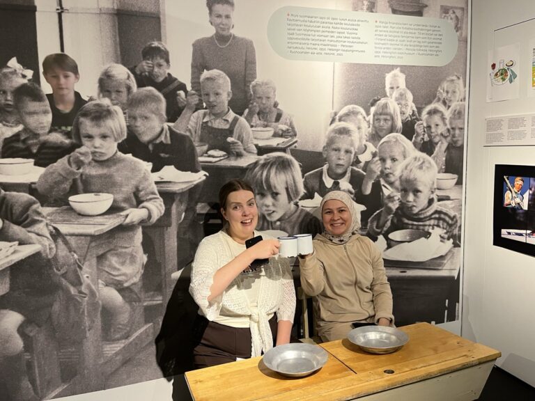 Koulun pulpetin ääressä kippistetään maidolle.