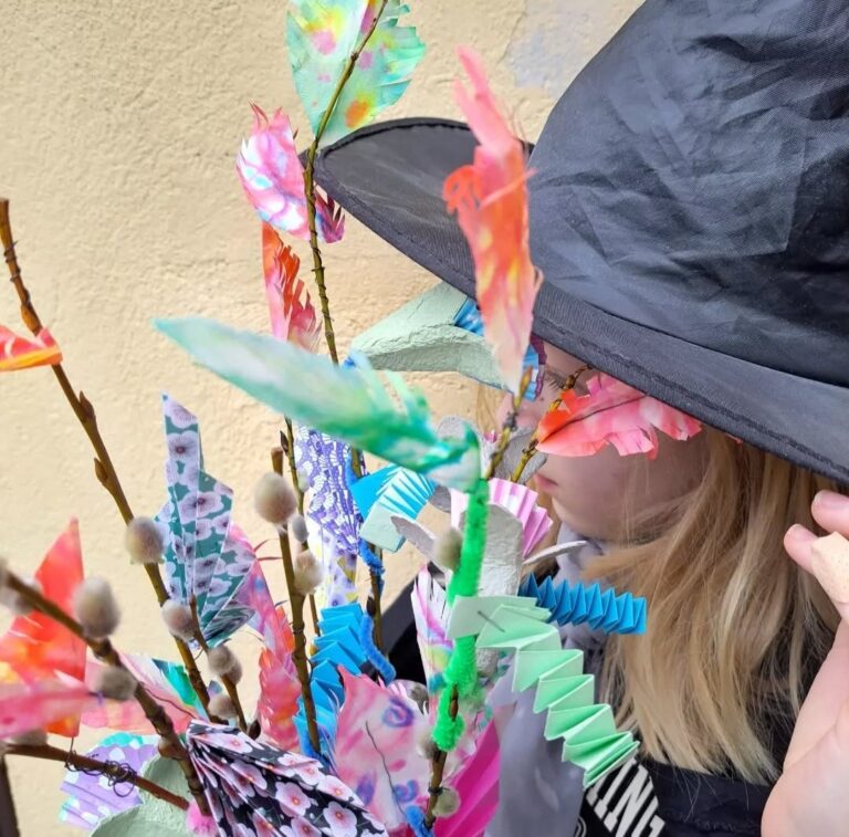 Pieni virpoja ja koristellut oksat