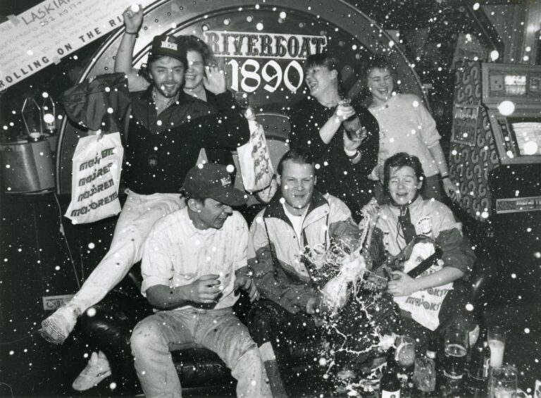 Ihmiset juhlivat ravintolassa.