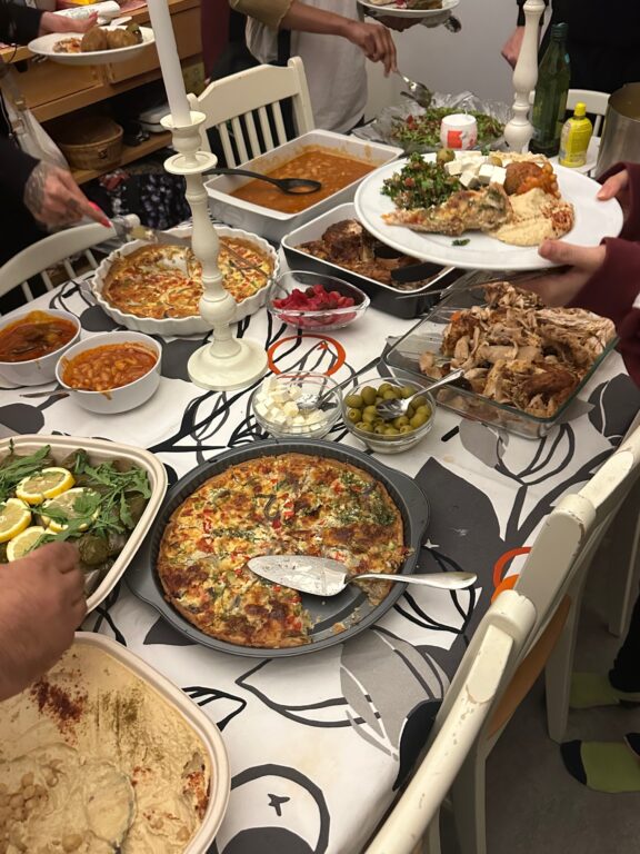 Iftarin tarjoiluja eli erilaisia ruokia pöydällä.