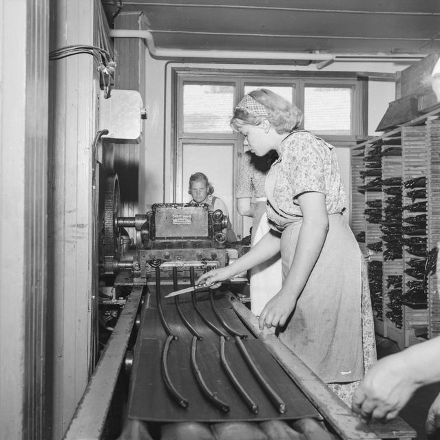 Henkilö tekee lakritsia.