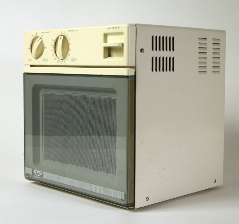 Mikroaaltouuni 1980-luvulta.