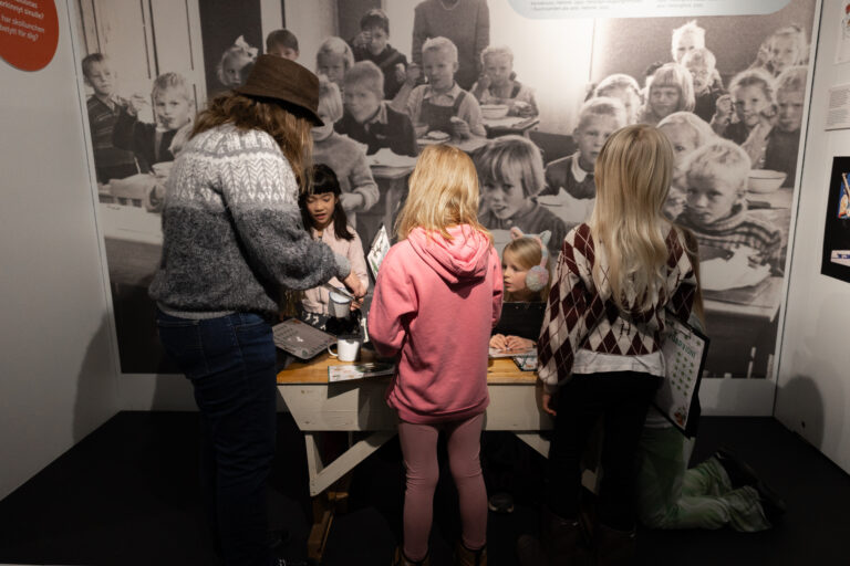 Lapset tutkivat kouluruokailua.